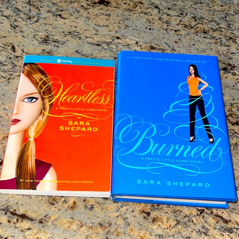 Bundle of 2 Pretty Little Liars novels